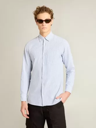 Camisa de hombre con rayas estrechas