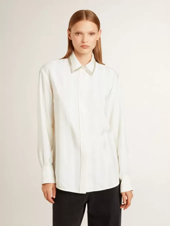 Camisa de mujer con diseño de rayas verticales y bordados de cristales Camisa de mujer con diseño de rayas verticales y bordados de cristales