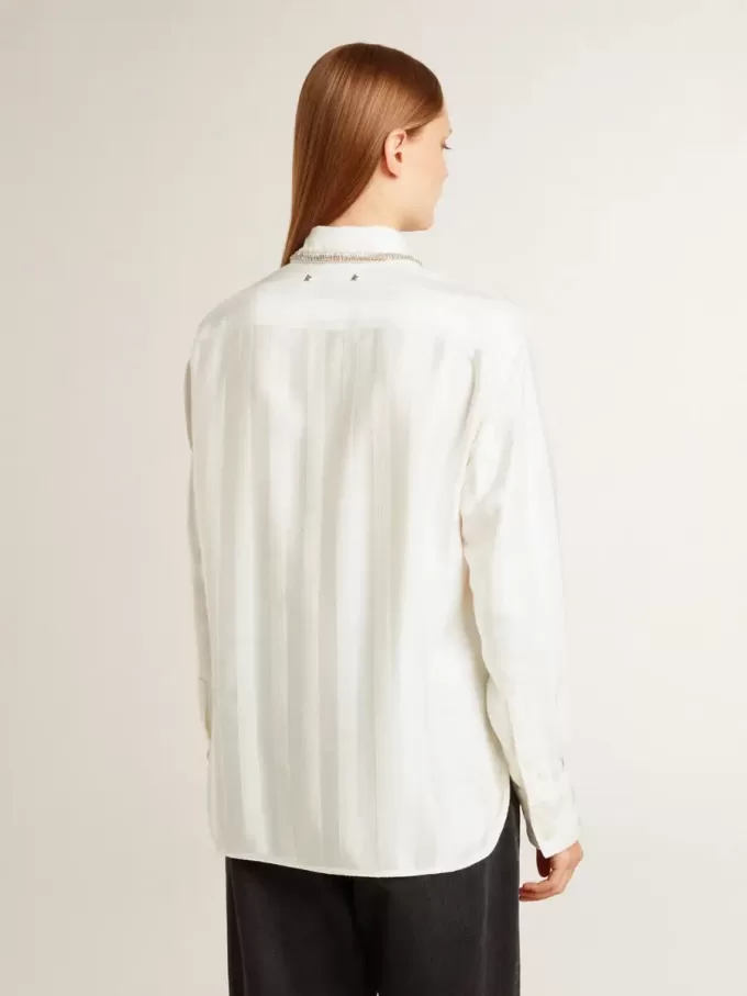 Camisa de mujer con diseño de rayas verticales y bordados de cristales Camisa de mujer con diseño de rayas verticales y bordados de cristales