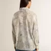 Camisa de mujer con estampado floral multicolor de lentejuelas Camisa de mujer con estampado floral multicolor de lentejuelas