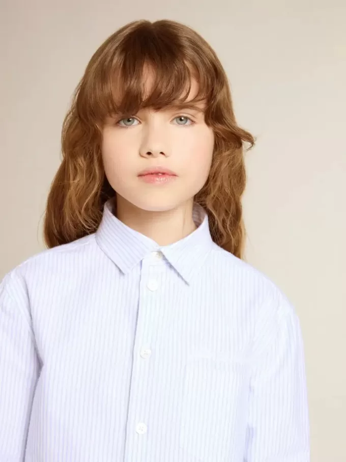 Camisa de rayas para niña con letras bordadas en el bolsillo