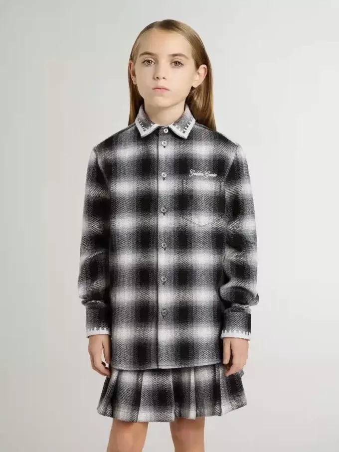 Camisa infantil a cuadros blancos y negros con bordados blancos Camisa infantil a cuadros blancos y negros con bordados blancos