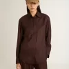 Camisa marrón para mujer con detalles acolchados Camisa marrón para mujer con detalles acolchados