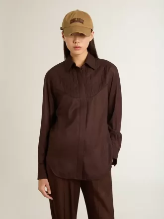Camisa marrón para mujer con detalles acolchados