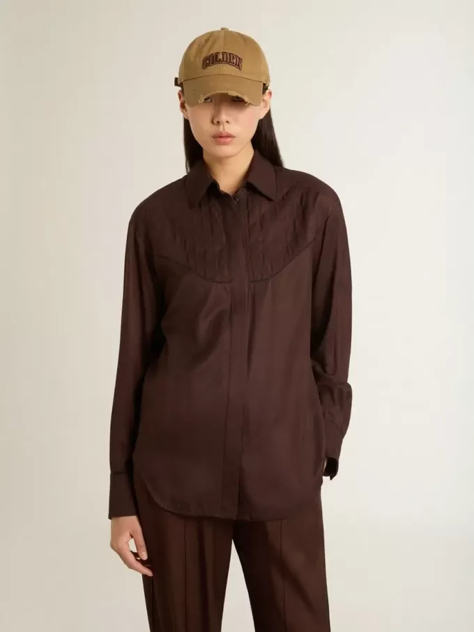 Camisa marrón para mujer con detalles acolchados Camisa marrón para mujer con detalles acolchados