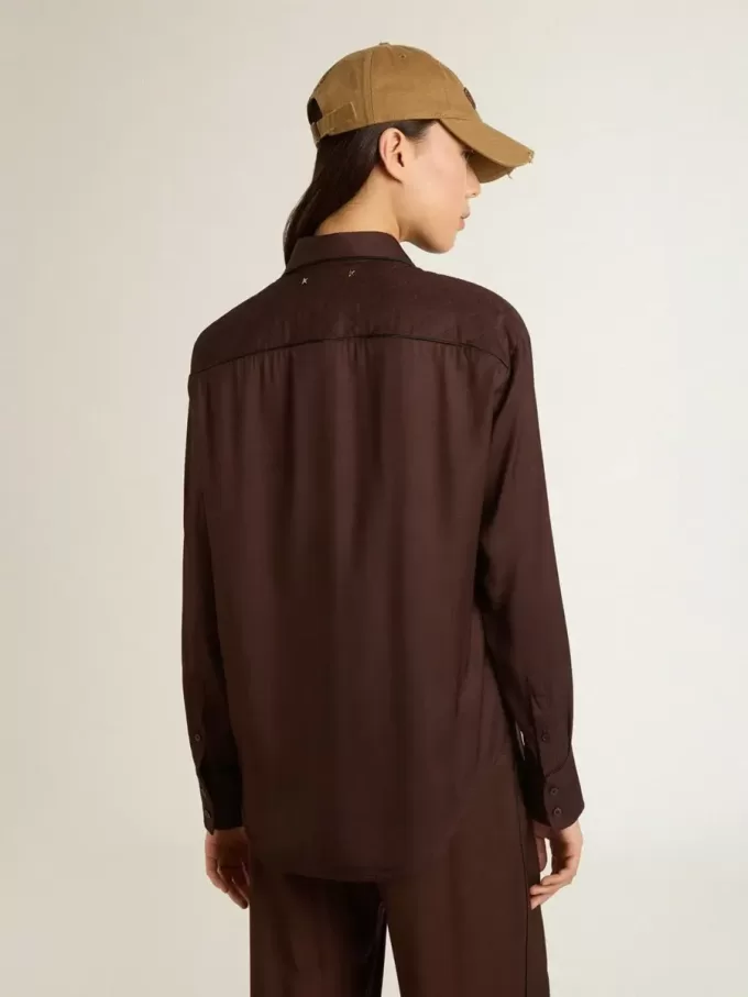 Camisa marrón para mujer con detalles acolchados Camisa marrón para mujer con detalles acolchados