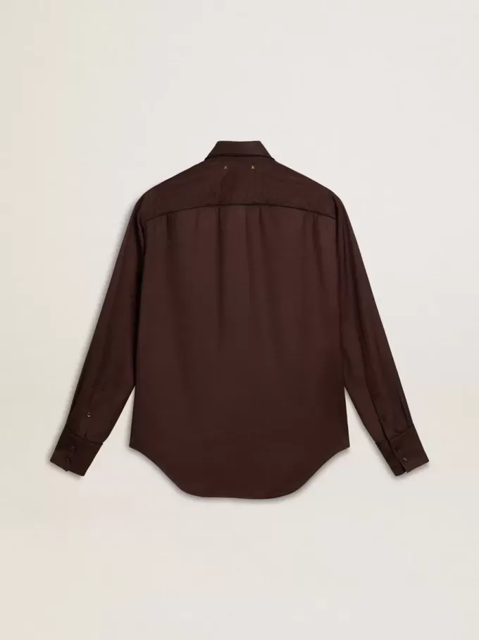 Camisa marrón para mujer con detalles acolchados Camisa marrón para mujer con detalles acolchados