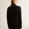 Camisa negra con efecto terciopelo y bordados Camisa negra con efecto terciopelo y bordados