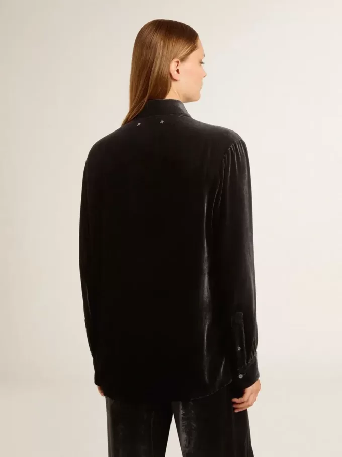 Camisa negra con efecto terciopelo y bordados Camisa negra con efecto terciopelo y bordados