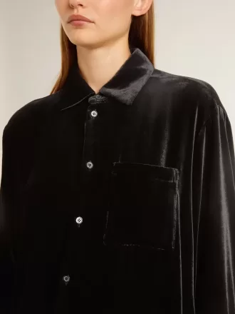 Camisa negra con efecto terciopelo y bordados