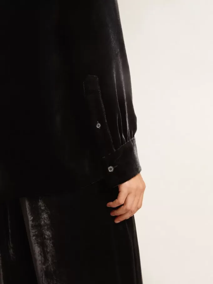 Camisa negra con efecto terciopelo y bordados Camisa negra con efecto terciopelo y bordados