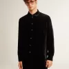 Camisa negra con efecto terciopelo y bordados Camisa negra con efecto terciopelo y bordados