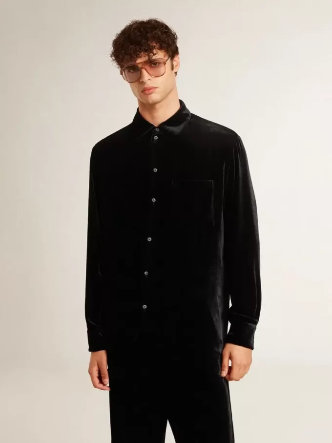 Camisa negra con efecto terciopelo y bordados Camisa negra con efecto terciopelo y bordados