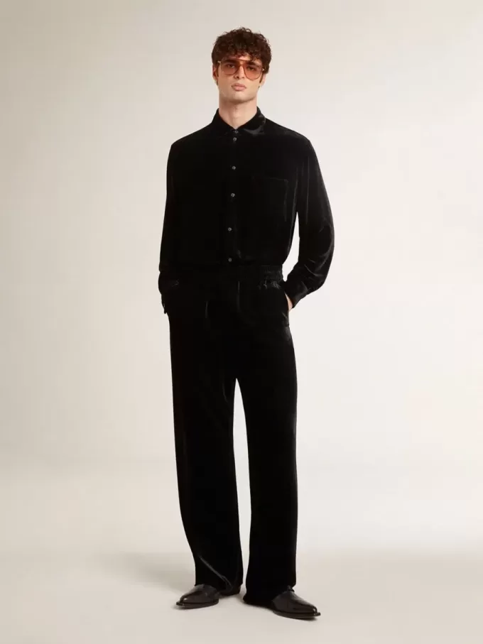 Camisa negra con efecto terciopelo y bordados Camisa negra con efecto terciopelo y bordados