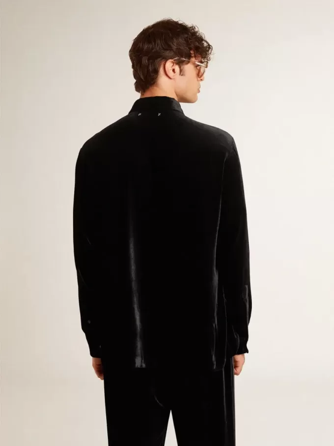Camisa negra con efecto terciopelo y bordados Camisa negra con efecto terciopelo y bordados