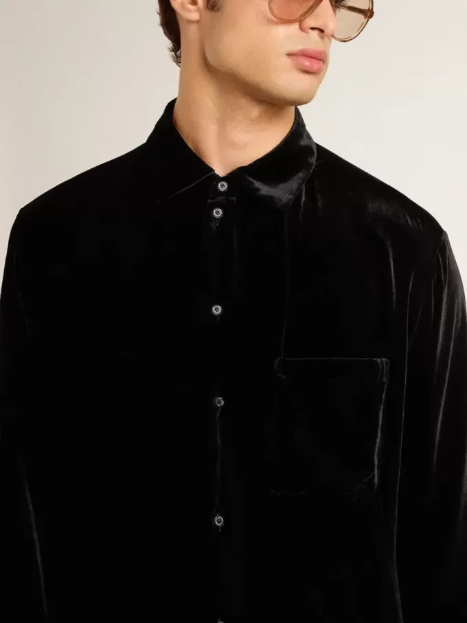 Camisa negra con efecto terciopelo y bordados Camisa negra con efecto terciopelo y bordados