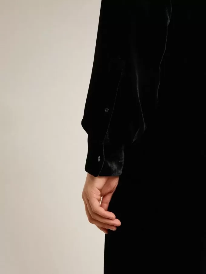 Camisa negra con efecto terciopelo y bordados Camisa negra con efecto terciopelo y bordados