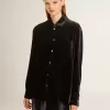 Camisa negra con efecto terciopelo y bordados Camisa negra con efecto terciopelo y bordados