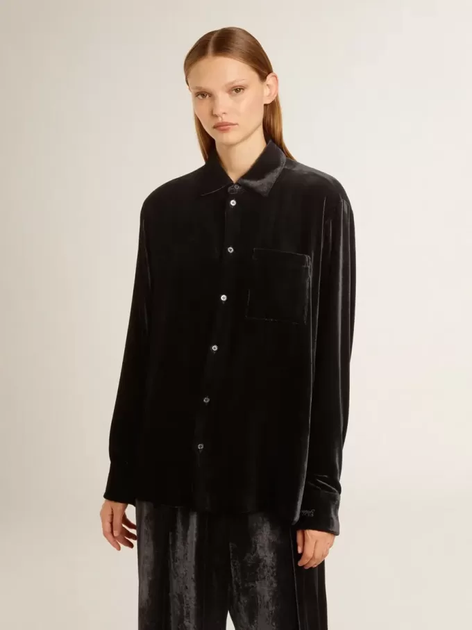 Camisa negra con efecto terciopelo y bordados Camisa negra con efecto terciopelo y bordados