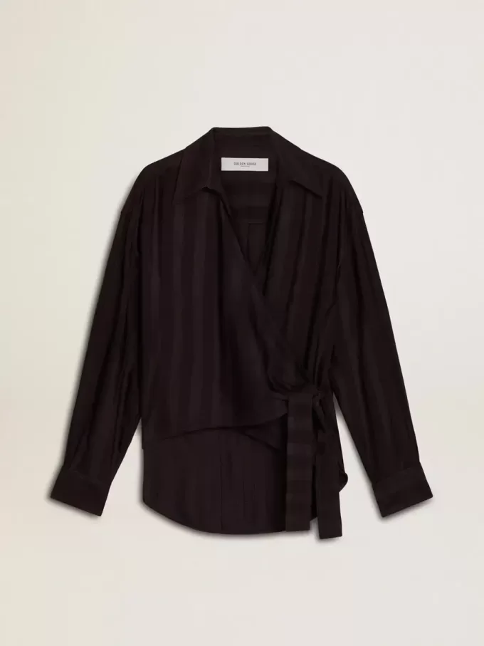 Camisa negra de mujer con rayas verticales y cierre con nudo lateral Camisa negra de mujer con rayas verticales y cierre con nudo lateral