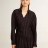 Camisa negra de mujer con rayas verticales y cierre con nudo lateral Camisa negra de mujer con rayas verticales y cierre con nudo lateral