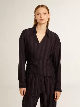 Camisa negra de mujer con rayas verticales y cierre con nudo lateral