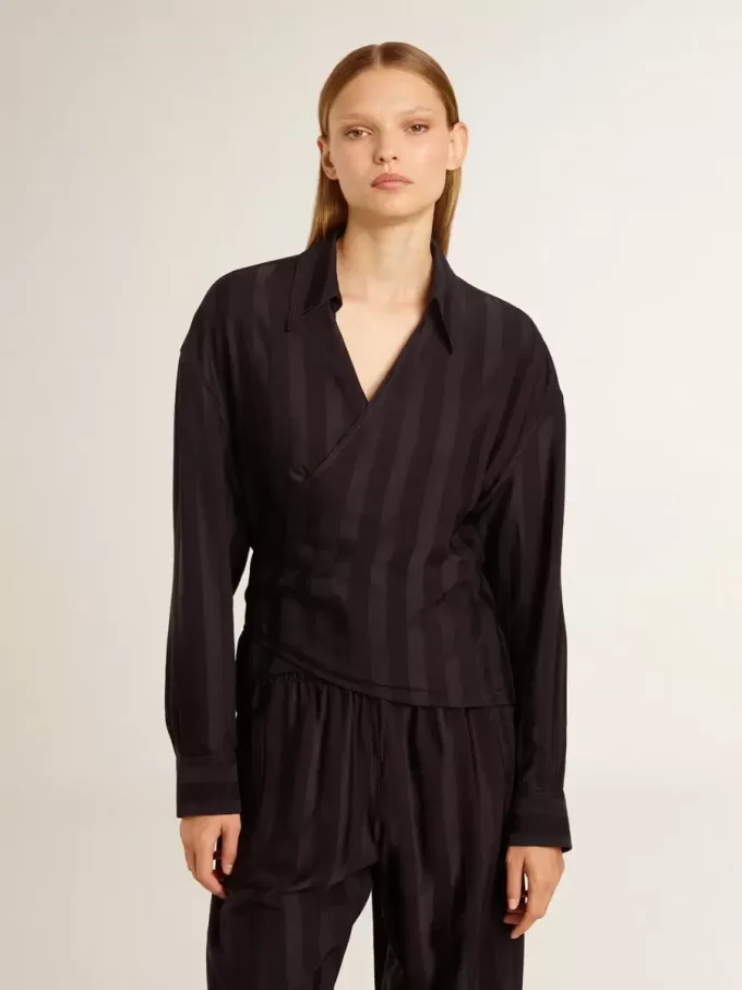 Camisa negra de mujer con rayas verticales y cierre con nudo lateral Camisa negra de mujer con rayas verticales y cierre con nudo lateral