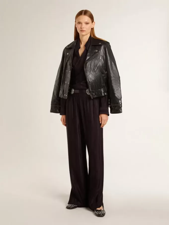 Camisa negra de mujer con rayas verticales y cierre con nudo lateral Camisa negra de mujer con rayas verticales y cierre con nudo lateral
