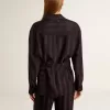 Camisa negra de mujer con rayas verticales y cierre con nudo lateral Camisa negra de mujer con rayas verticales y cierre con nudo lateral