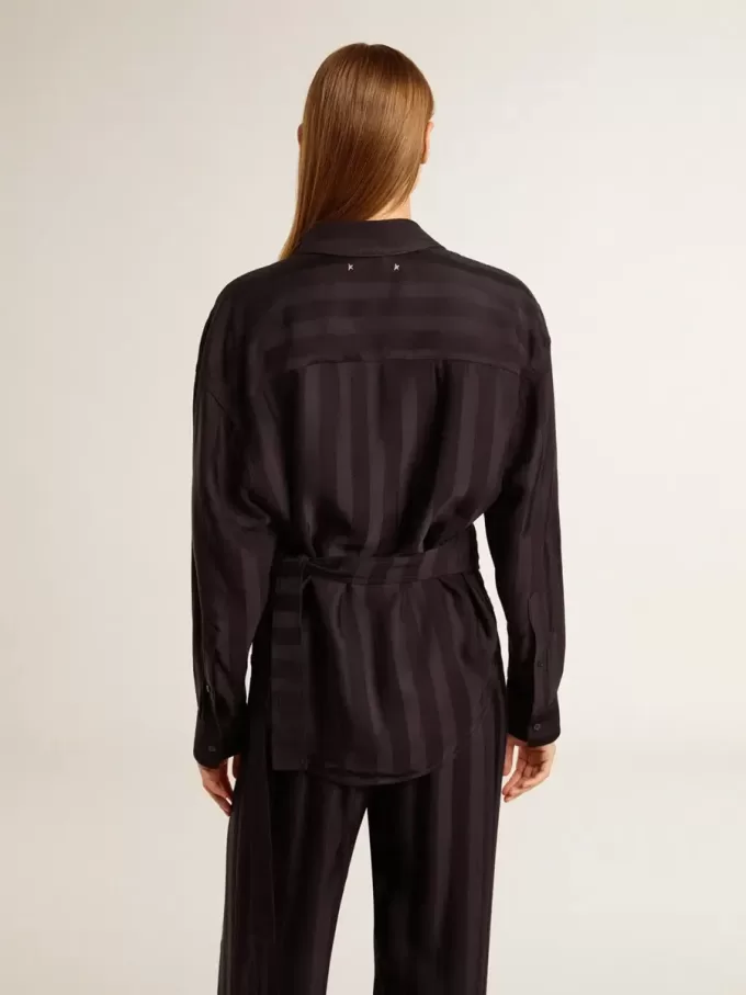 Camisa negra de mujer con rayas verticales y cierre con nudo lateral Camisa negra de mujer con rayas verticales y cierre con nudo lateral