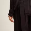 Camisa negra de mujer con rayas verticales y cierre con nudo lateral Camisa negra de mujer con rayas verticales y cierre con nudo lateral