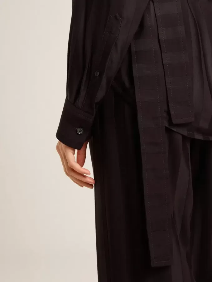 Camisa negra de mujer con rayas verticales y cierre con nudo lateral Camisa negra de mujer con rayas verticales y cierre con nudo lateral