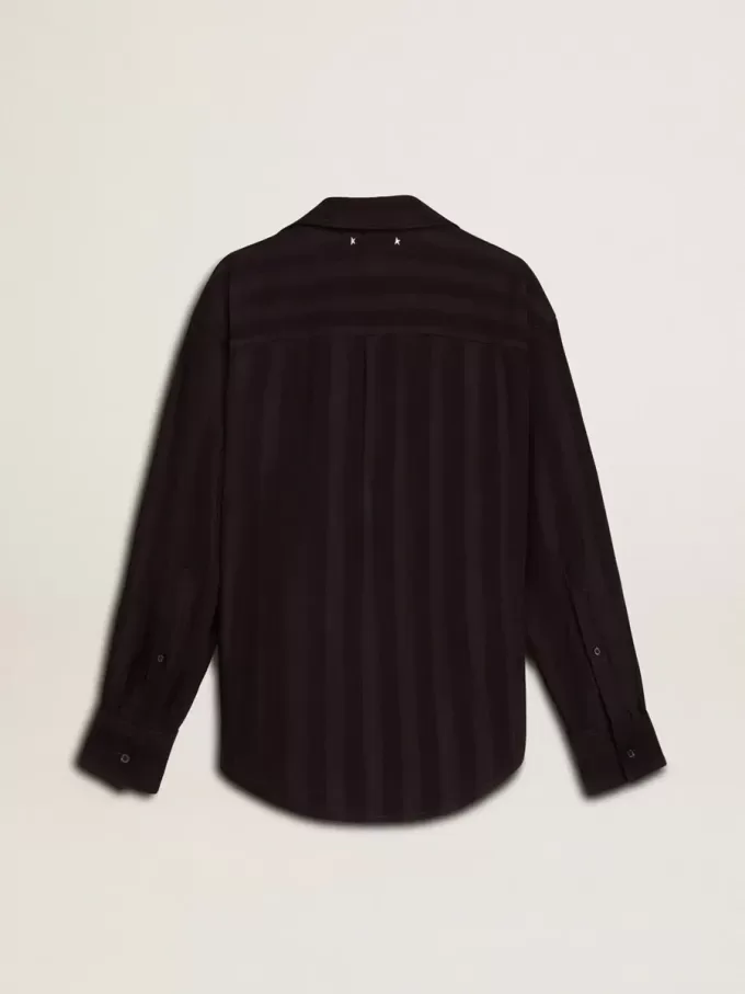 Camisa negra de mujer con rayas verticales y cierre con nudo lateral Camisa negra de mujer con rayas verticales y cierre con nudo lateral