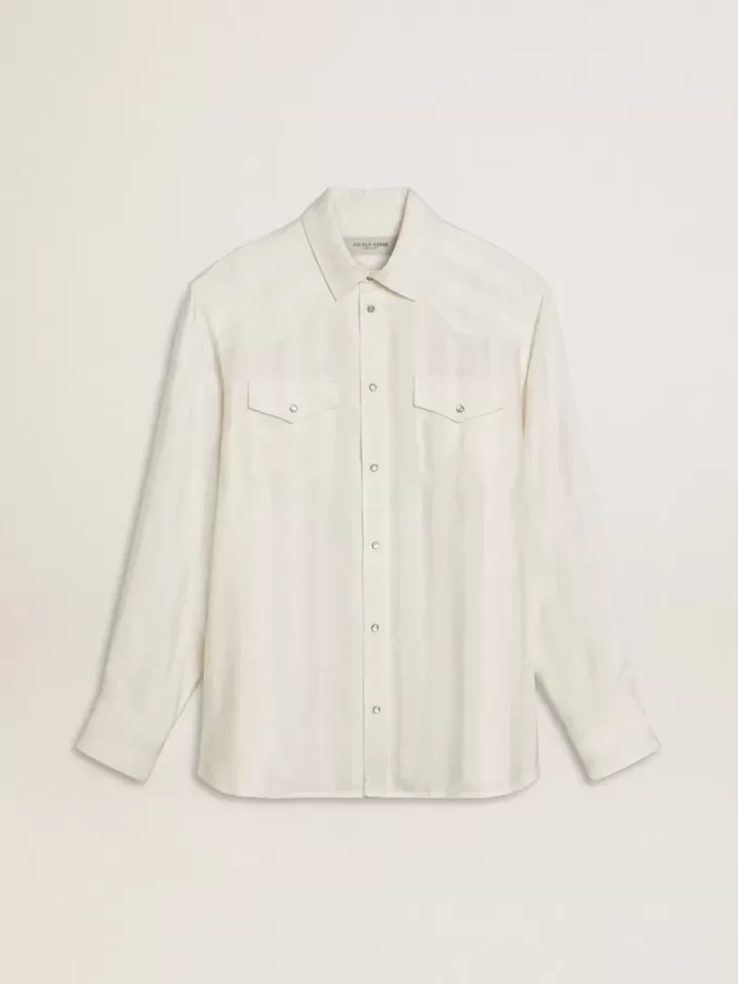 Camisa oversize para hombre en blanco desgastado con rayas verticales. Camisa oversize para hombre en blanco desgastado con rayas verticales.