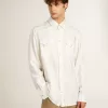 Camisa oversize para hombre en blanco desgastado con rayas verticales. Camisa oversize para hombre en blanco desgastado con rayas verticales.