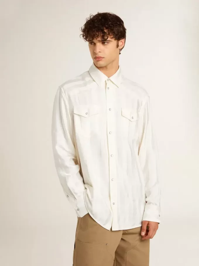 Camisa oversize para hombre en blanco desgastado con rayas verticales. Camisa oversize para hombre en blanco desgastado con rayas verticales.