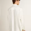 Camisa oversize para hombre en blanco desgastado con rayas verticales. Camisa oversize para hombre en blanco desgastado con rayas verticales.