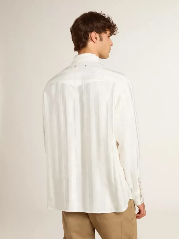 Camisa oversize para hombre en blanco desgastado con rayas verticales. Camisa oversize para hombre en blanco desgastado con rayas verticales.