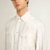 Camisa oversize para hombre en blanco desgastado con rayas verticales. Camisa oversize para hombre en blanco desgastado con rayas verticales.