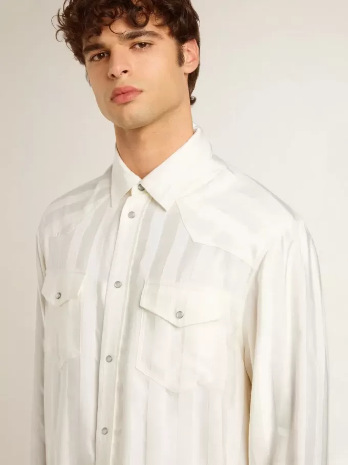 Camisa oversize para hombre en blanco desgastado con rayas verticales. Camisa oversize para hombre en blanco desgastado con rayas verticales.
