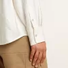 Camisa oversize para hombre en blanco desgastado con rayas verticales. Camisa oversize para hombre en blanco desgastado con rayas verticales.