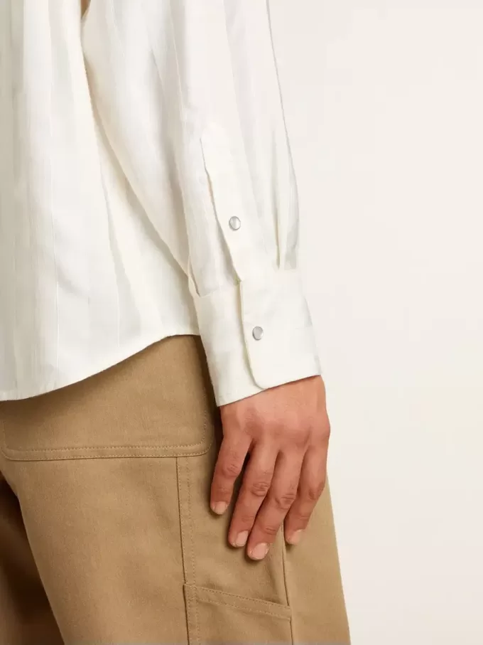 Camisa oversize para hombre en blanco desgastado con rayas verticales. Camisa oversize para hombre en blanco desgastado con rayas verticales.