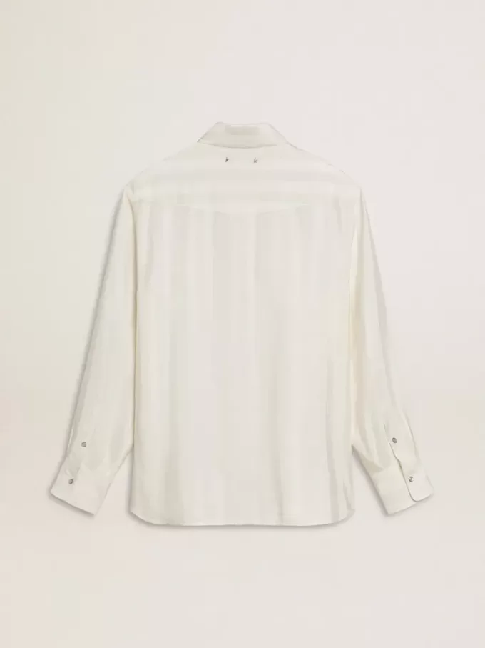 Camisa oversize para hombre en blanco desgastado con rayas verticales. Camisa oversize para hombre en blanco desgastado con rayas verticales.