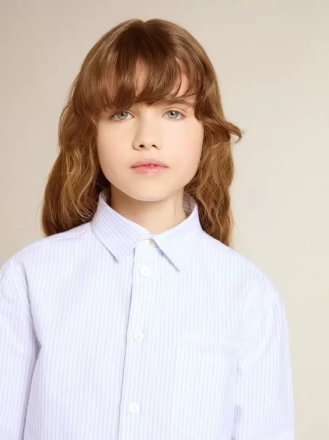 Camisa para niño de algodón a rayas azul claro y blanco con logotipo bordado Camisa para niño de algodón a rayas azul claro y blanco con logotipo bordado