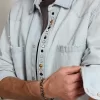 Camisa vaquera blanqueada para hombre con tachuelas martilladas Camisa vaquera blanqueada para hombre con tachuelas martilladas