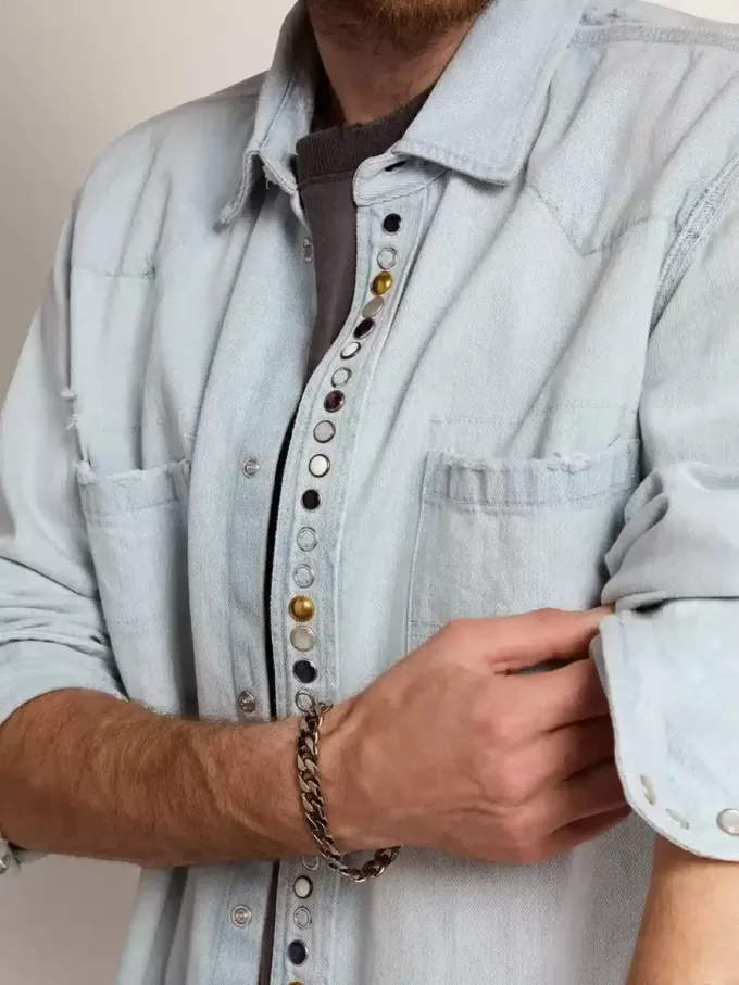 Camisa vaquera blanqueada para hombre con tachuelas martilladas Camisa vaquera blanqueada para hombre con tachuelas martilladas