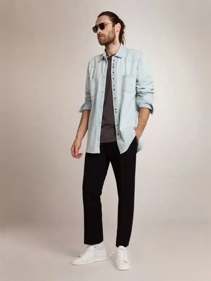 Camisa vaquera blanqueada para hombre con tachuelas martilladas Camisa vaquera blanqueada para hombre con tachuelas martilladas