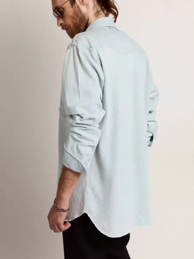 Camisa vaquera blanqueada para hombre con tachuelas martilladas Camisa vaquera blanqueada para hombre con tachuelas martilladas