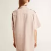 Camisa vaquera oversize para mujer teñida en rosa Camisa vaquera oversize para mujer teñida en rosa