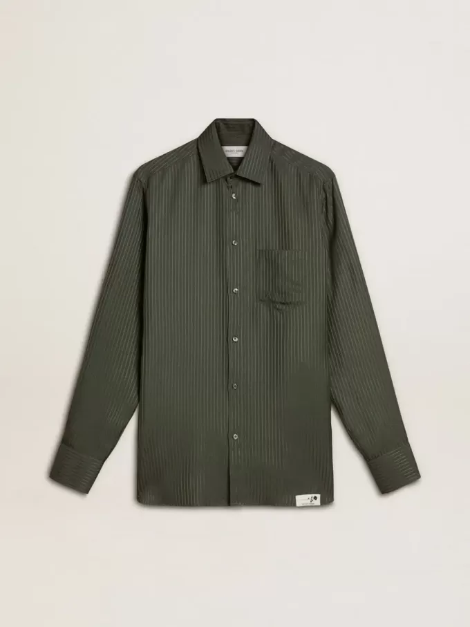 Camisa verde oscuro para hombre con rayas verticales Camisa verde oscuro para hombre con rayas verticales